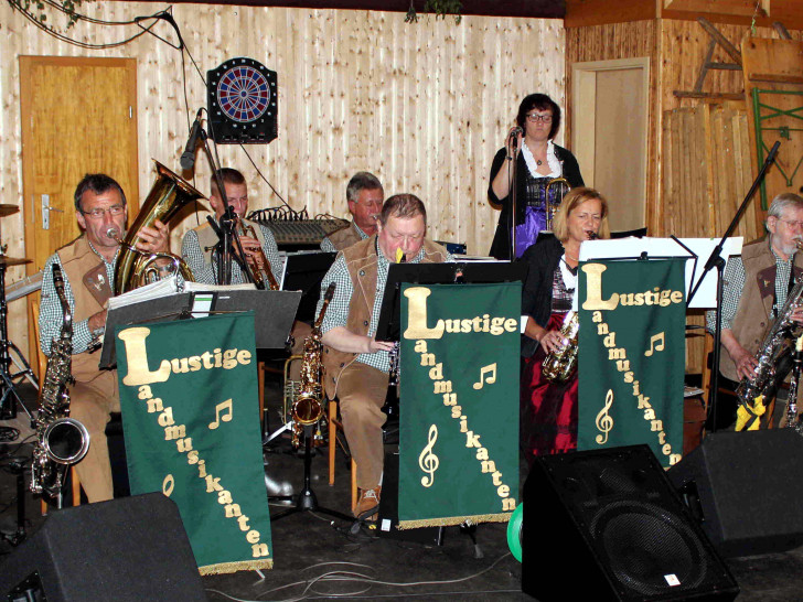 Die „Lustigen Landmusikanten“ aus Hessen und anderen Orten des Landkreises Harz sorgten schon oft für eine gute Musik und Stimmung
Fotos: Bernd-Uwe Meyer