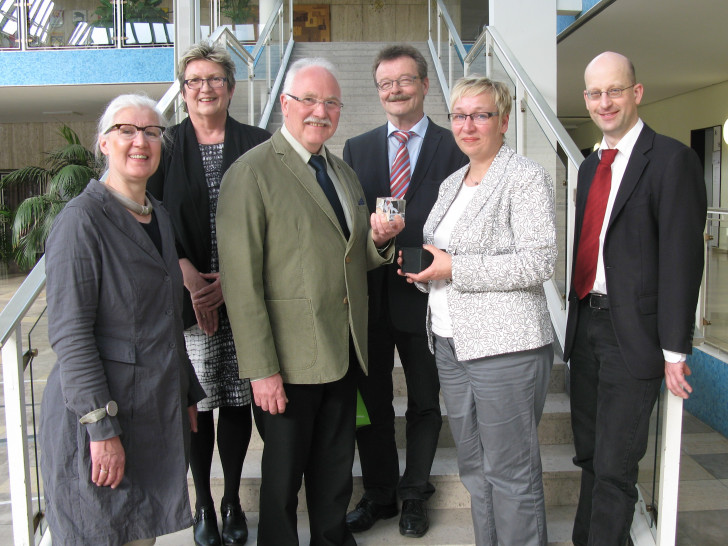 Stadträtin Iris Bothe und Ostfalia-Präsidentin Prof. Dr. Karger verabschieden Prof. Dr. Schmidt (Mitte) und begrüßen seinen Nachfolger als Dekan, Prof. Dr. Sabbert (ganz rechts) und seine Nachfolgerin als Standortbeauftragte, Prof. Dr. Theis (ganz links) zusammen mit Uwe Peplow, Koordiniation Hochschulbelange der Stadt (2. Reihe Mitte). Foto: Stadt Wolfsburg