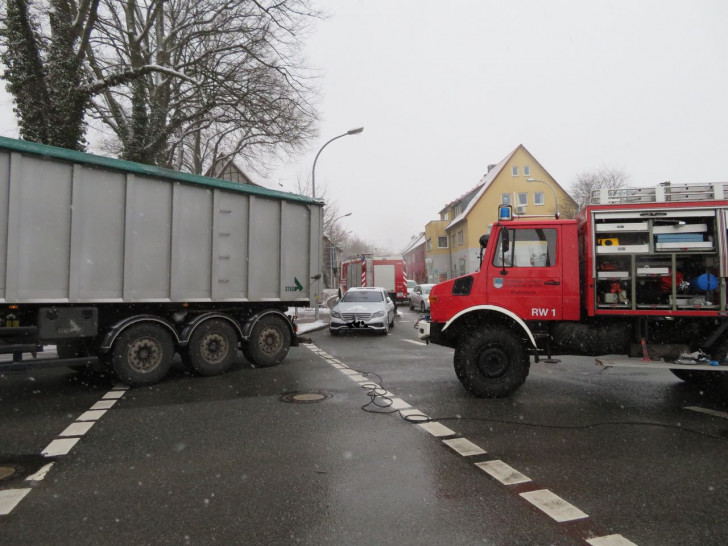 Eine 34-Jährige geriet heute Nachmittag unter einen LKW. Foto: Feuerwehr Königslutter