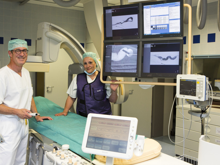 Mit dem neuen Angiographiegerät können Oberarzt Dr. Harald Sahl und die Medizinisch-technische Radiologie-Assistentin Sabine Salié in den menschlichen Körper schauen. Foto: Klinikum Braunschweig/Jörg Scheibe