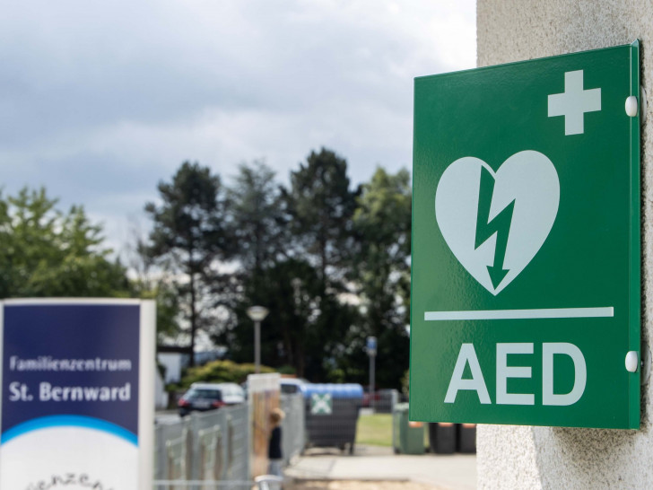 Der Standort eines Defibrillators wird durch solch ein Schild gekennzeichnet. Foto: Rudolf Karliczek