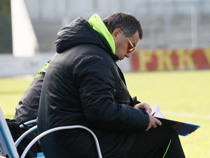 "Nach 70 Minuten in den Trainerstuhl gesunken und zum zusehen verdammt." – Sven Thoss. Foto: Maschauer