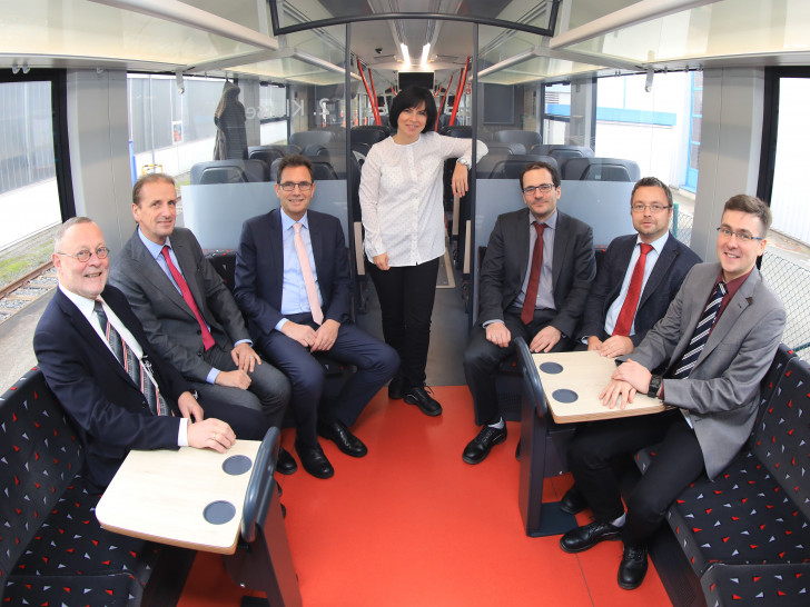 v.l.n.r.: Dr. Roman Müller, Abellio Rail Mitteldeutschland, Hennig Brandes, Regionalverband Großraum Braunschweig, Rüdiger Malter, Nahverkehrsservice Sachsen-Anhalt GmbH [NASA]), Cornelia Bischleb, Nahverkehrsservicegesellschaft Thüringen mbH [NVS]), Peter Panitz (NASA), Oliver Höpfner (NVS), Marco Vogel (NASA) in der Club-Ecke der neuen Fahrzeuge. Fotos: Abellio, Peter Gercke.