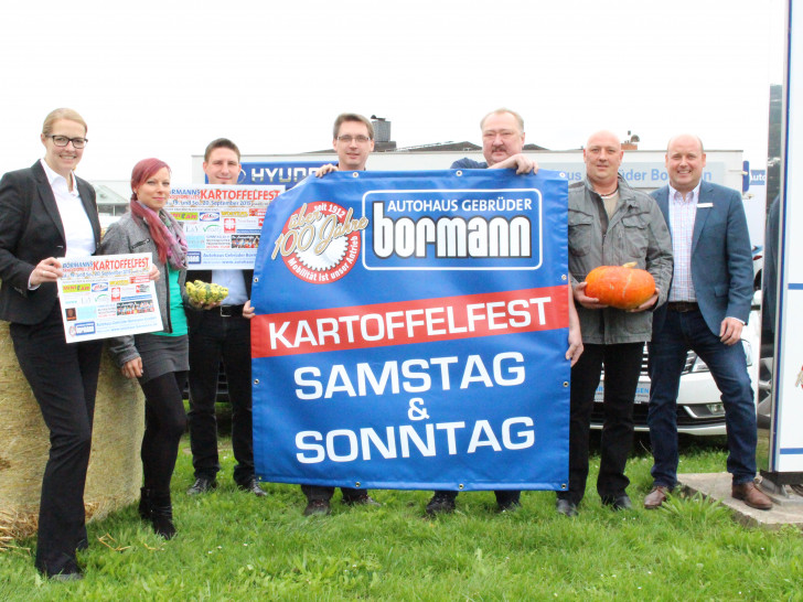 Autohaus Bormann lädt zum Kartoffelfest. Von links: Ina-Verena Unverhau (Nowo Immobilien), Vanessa Döllves (Vitality), Daniel de Wall (Wolters),  Joscha Freise und Andreas Steinke  (Bormann), Carsten Brockmann (Getränkeservice Brockmann) und Geschäftsführer Holger Bormann. Foto: Max Förster