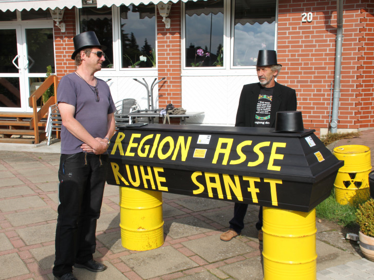 "Region Asse – Ruhe sanft!" - Vahlberger-Asse-Aktivisten tragen symbolisch die Region zu Grabe.
Foto: Privat
