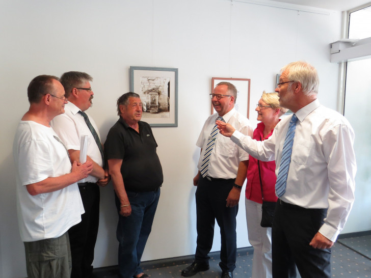 Die Mitglieder der Atelier-Werkstatt, Jörn Bannier, Michael Gropengießer, Michael Sauthoff, Barbara Eberhardt und Martin Horstmann begleiteten den AOK-Regionaldirektor Rainer Rinne (Bildmitte) durch die Ausstellung. Foto: AOK