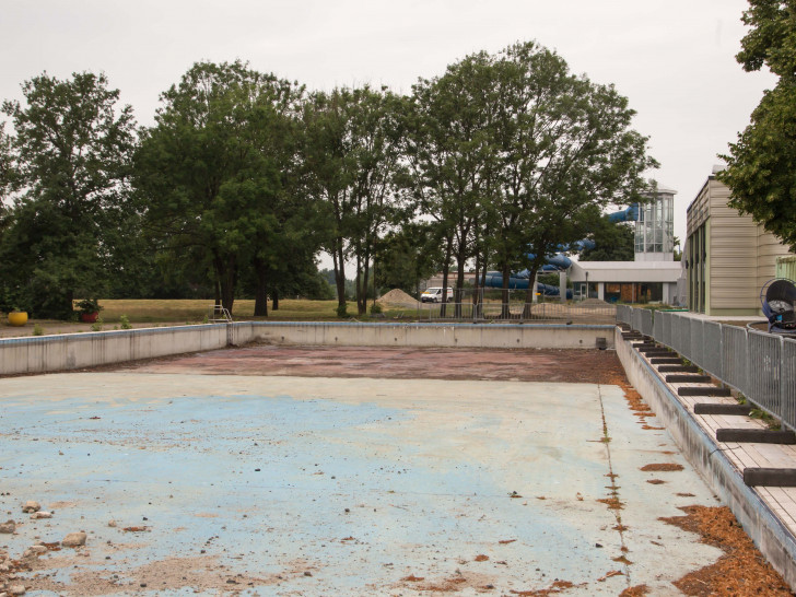 Das bisherige Freibad in Lebenstedt mit Schwimm- und Sprungbecken soll zurückgebaut werden. Foto: Karliczek