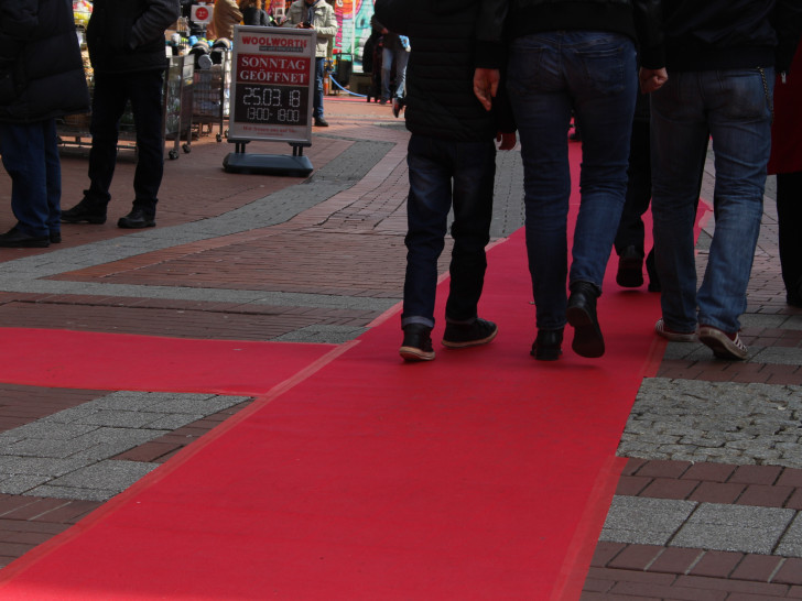 Der rote Teppich führt quer durch die City und zu den teilnehmenden Geschäften. Fotos: Alexander Dontscheff