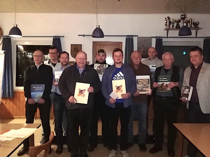 In der Mitte mit den Urkunden: li. Frank Haufe Obergefreiter d.R., re. Tim-Oliver Engelmann Hauptgefreiter d.R.
Der Vositzende Sven Krzoska Hauptfeldwebel d.R. ist der zweite von links.  Foto: Reservistenkameradschaft Wolfsburg
