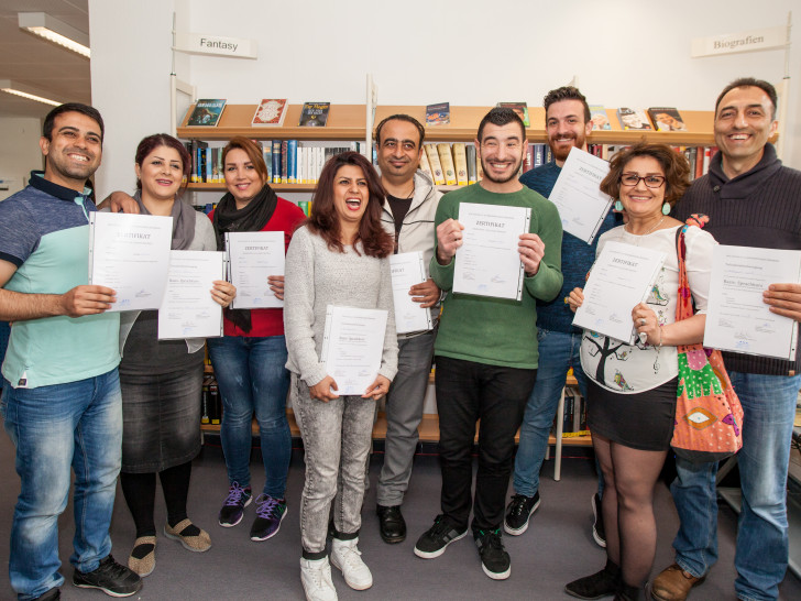 Neun Teilnehmer freuten sich am Freitag über Zertifikate, die ihnen ihre ersten Deutschkenntnisse bescheinigen. Foto: Alec Pein