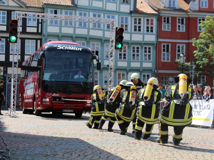 Die Feuerwehr zieht den Bus mit Sauerstoffmasken und in voller Montur. Fotos: Jan Borner