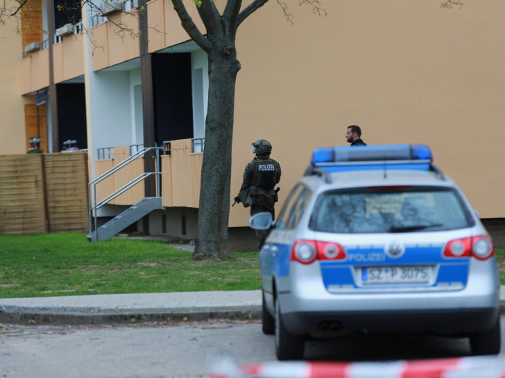 Ein Polizeibeamter mit Maschinenpistole am Hans-Böckler-Ring. Foto: Rudolf Karliczek