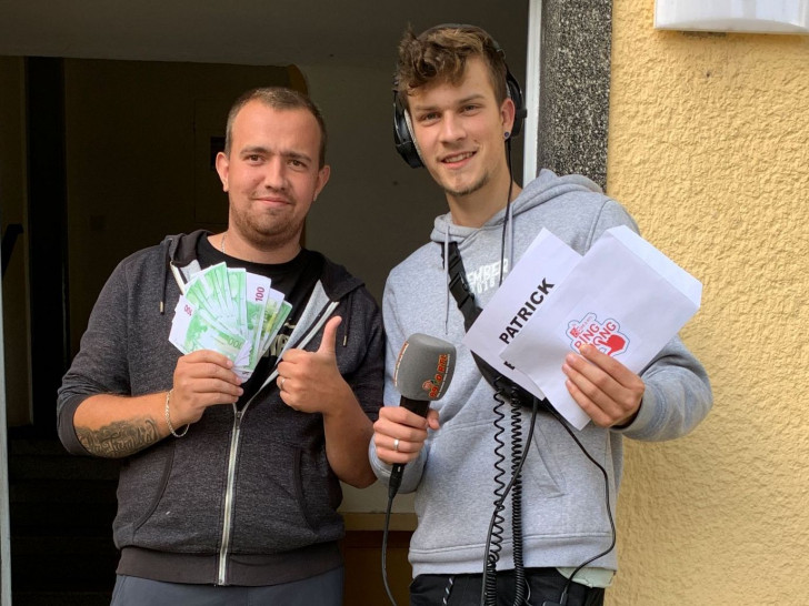 Gewinner Patrick aus Salzgitter (links) freut sich über seinen unverhofften Gewinn. Foto: 89.0 RTL