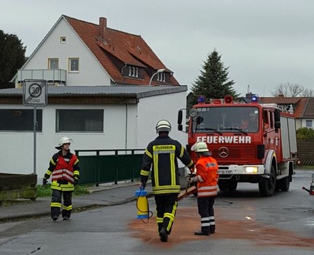 Feuerwehr Hornburg beim beseitigen der Ölspur. Foto: Feuerwehr