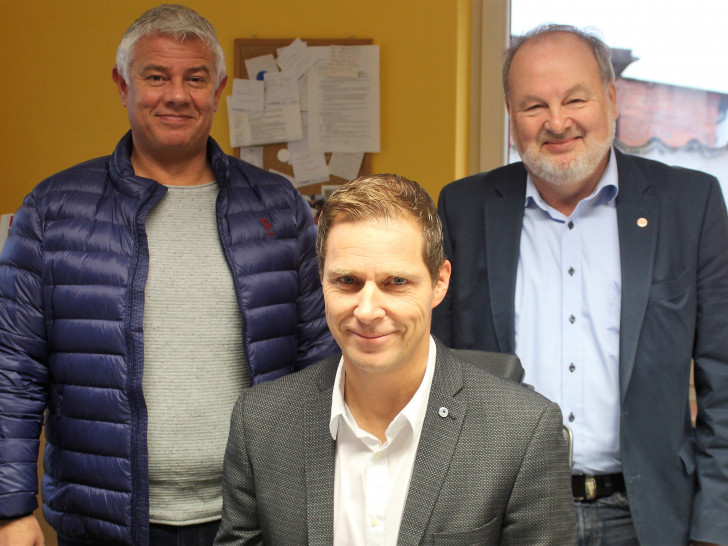 Enrico Leinichen und Joachim Uebermuth vom ASB sowie Heinz-Ulrich Kabrodt (r.) vom SoVD bei der Kooperationsunterzeichnung. Fotos: SoVD