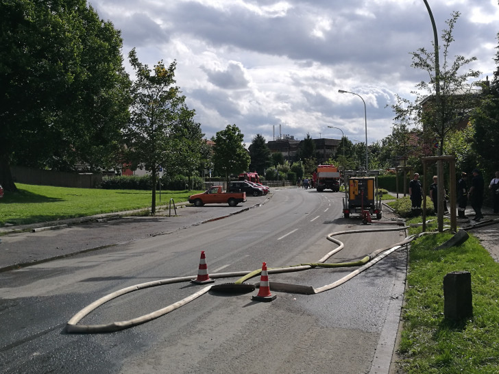 Die Straße „Am Rosenwall“ am Samstag: 22 Feuerwehrleute aus Adersheim unterstützen bei den Pumparbeiten. Foto: Feuerwehr Adersheim