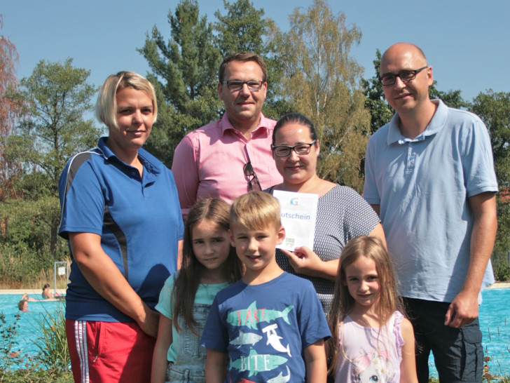 Die 25.000ste Besucherin Tina Langeleist mit ihrer Familie sowie Schwimmmeisterin Mandy Rügenhagen (l.) und Samtgemeindebürgermeister Gero Janze (hinten 2. vl.). Foto: Erik Beyen