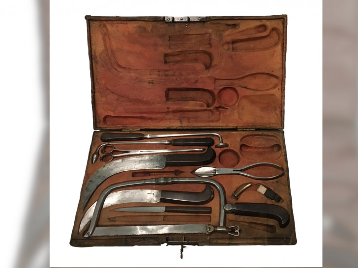  Koffer mit chirugischen Instrumenten im Städtischen Museum Braunschweig. Foto: Jennifer Olfe (SMBS)