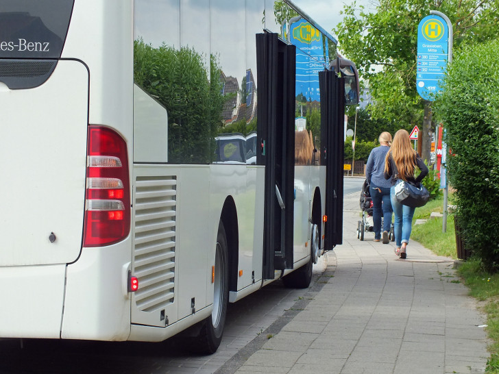 An der Haltestelle Helmstedter Straße in Grasleben könnte nach Ansicht der Kreisverkehrswacht Helmstedt durch eine Verbreiterung des Gehweges und die Anlage behindertengerechter Borde und Markierungen eine Verbesserung herbeigeführt werden. Foto: Kreisverkehrswacht Helmstedt