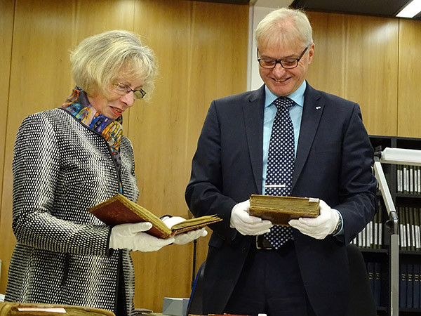 Die Präsidentin des Niedersächsischen Landesarchivs (NLA), Dr. Christine van den Heuvel, erhielt neun Fremdenbücher aus den Händen von Andreas Sikorski, Präsident des Landesamtes für Bergbau, Energie und Geologie. Foto: LBGE