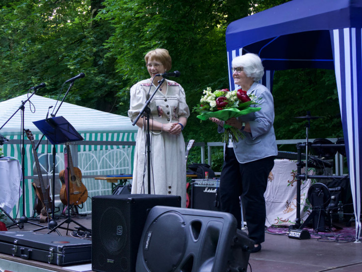 Dorothee Schacht bedankte sich beim Gründungsmitglied Annemarie Pfeuffer mit einem Blumenstrauß.
Fotos: Förderkreis Heimathaus Alte Mühle Schladen e.V.