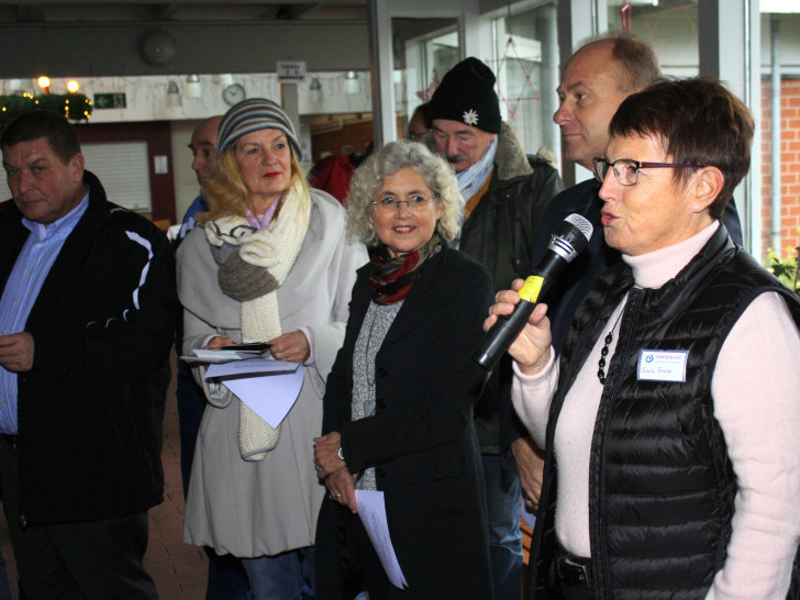 Gisela Förster (rechts) eröffnete den Basar der Lebenshilfe. Foto: Lebenshilfe