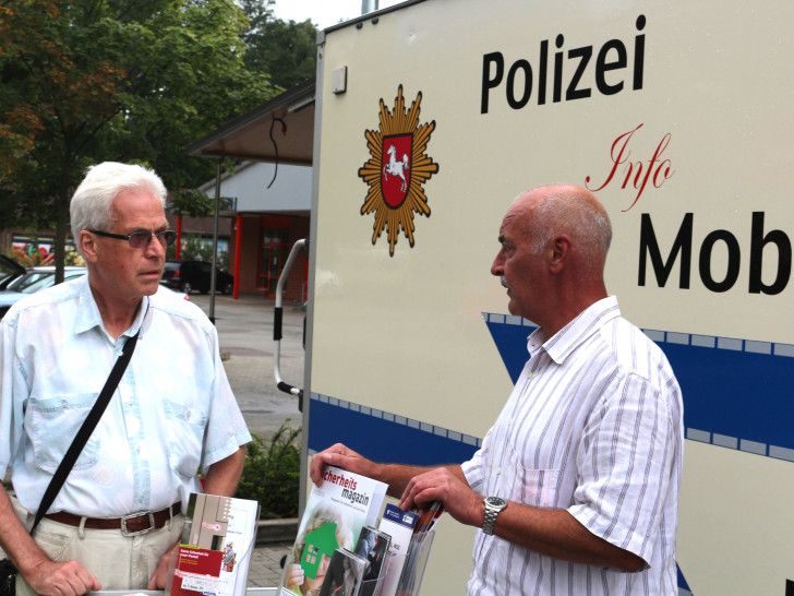 Bürger können sich seit einigen Wochen beim Info-Mobil der Polizei informieren. Frank Altendorf (rechts) steht Rede und Antwort. 
