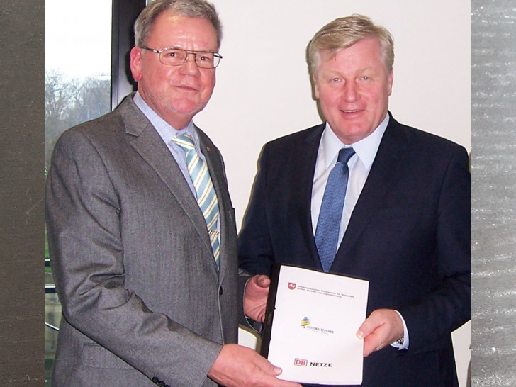 Michael Kramer (links), Lengeder Regionsabgeordneter hat in seiner Funktion als Stellvertretender Vorsitzender im Großraum Braunschweig mit Wirtschafts- und Verkehrsminister Dr. Bernd Althusmann im Landtag die Planungsvereinbarungen unterschrieben. Foto: Regionalverband Großraum Braunschweig