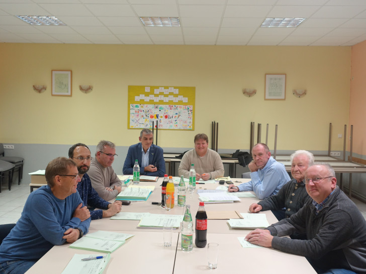Der Rat der Gemeinde Querenhorst bei den Haushaltsberatungen. Foto: Samtgemeinde Grasleben