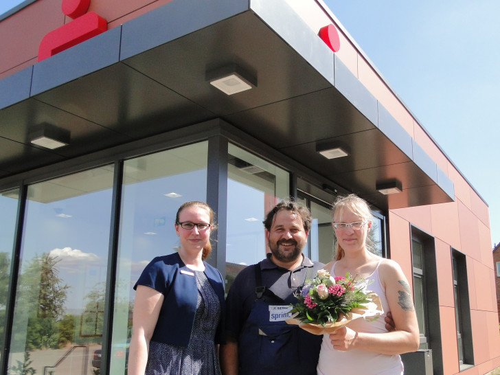 Strahlen mit der Sonne um die Wette: Das Ehepaar Heinz und Sonja Sierke erfuhr von Kundenbetreuerin Alena Windisch in der Sparkassenfiliale Leiferde von ihrem Gewinn in der Sparkassen- Lotterie. Foto: Sparkasse Gifhorn-Wolfsburg