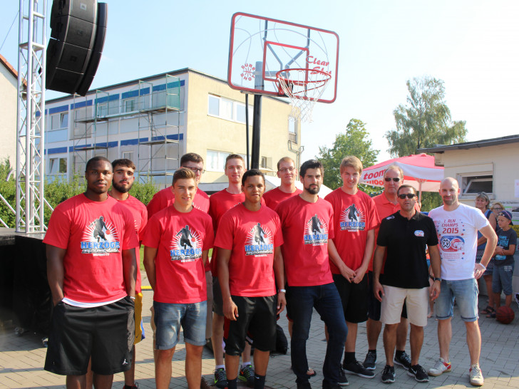 Das Team der MTV Herzöge feiert einen gelungenen Start in die neue Saison der 2. Basketball-Bundesliga ProB.  Foto: Jan Borner