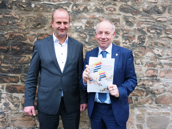 Haben ein eigenes Kostenmodell entwickelt, um eine gerechte Bezahlung in der Pflege zu ermöglichen (v.l.): Volker Wagner, Geschäftsführer Diakoniestationen Harz-Heide gGmbH, und Rüdiger Becker, Direktor und Vorstandsvorsitzender Evangelische Stiftung Neuerkerode. Foto: Stiftung