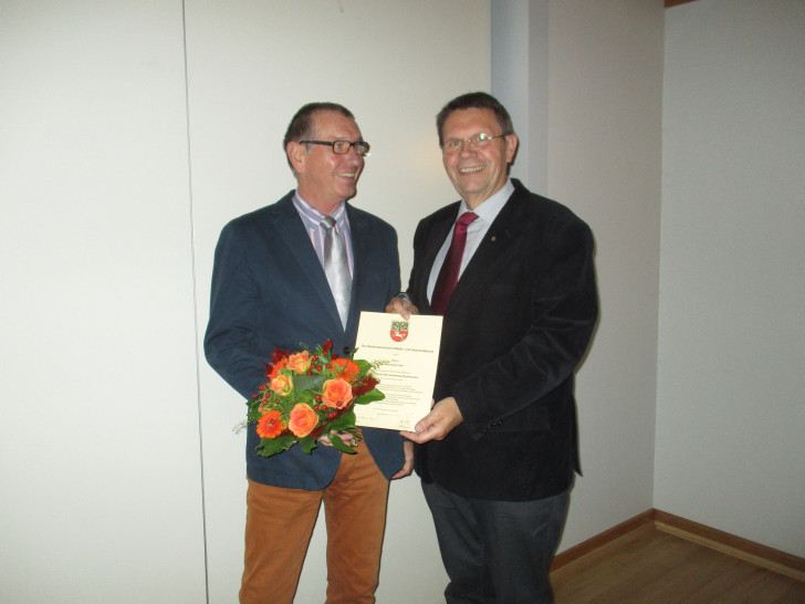 Bernhard Löhr (links) wurde von Herrn Jens Range für seine 30-jährige Tätigkeit als Ratsmitglied geehrt. Foto: Privat