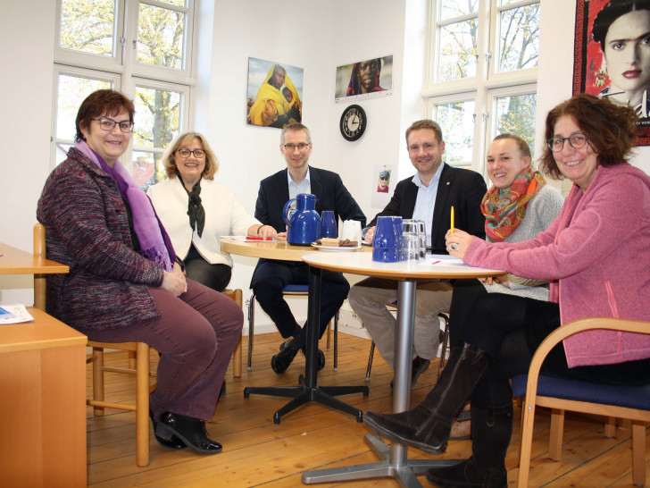 v.l.: Dörthe Preine (Jobcenter Helmstedt),Heike Bannach, Ulf Steinmann, Ekke-Peter Seifert, Lina Schönfeld (Jugendmigrationsdienst) Vassiliki Pavlidou (Migrationsberatung für Erwachsene

Foto: Agentur für Arbeit