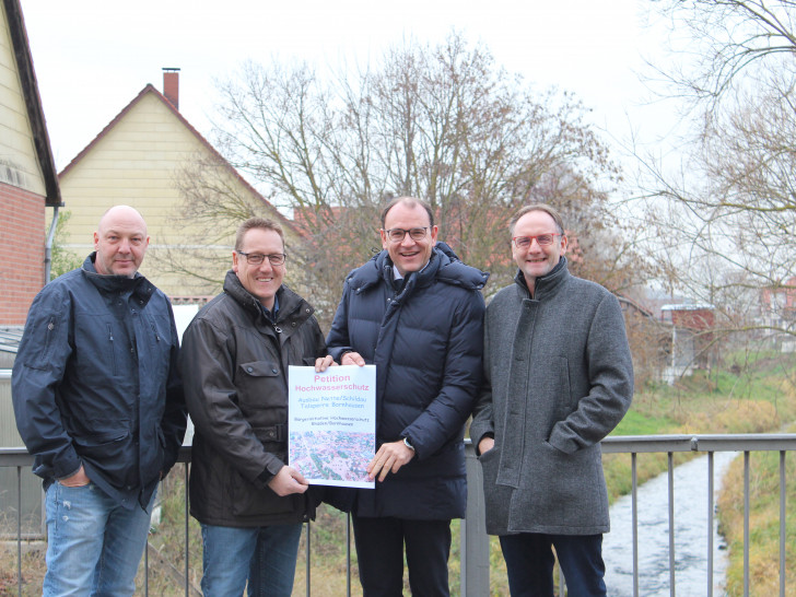 Malte Sander, Torsten Eggerling, Erik Homann und Magnus Hirschfeld freuen sich sehr über die angenommene Petition. Foto: Stadt Seesen
