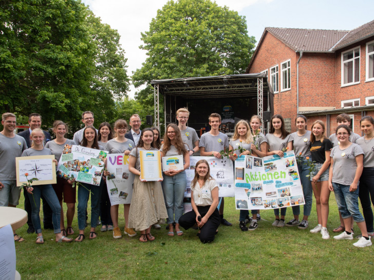 Schulrektor Marten Kohfahl freut sich mit seinen Schülern über die Auszeichnung zur ersten Fairtrade School in Braunschweig. Foto: Tanja Bischoff