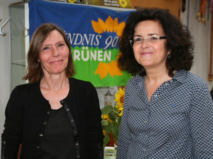 Ulrike Siemens links mit Gabriele Heinen-Kljajić MdL Bündnis 90/Die GRÜNEN
(Ministerin für Wissenschaft und Kultur) beim Sommerfest der Grünen. Foto: Grüne 