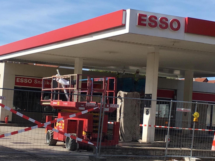 Derzeit ist die Esso-Tankstelle am Neuen Weg gesperrt. Foto: Janosch Lübke
