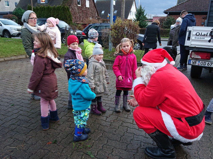 Der Weihnachtsmann brachte den Kleinen milde Gaben. Foto: Förderverein Freibad Denkte