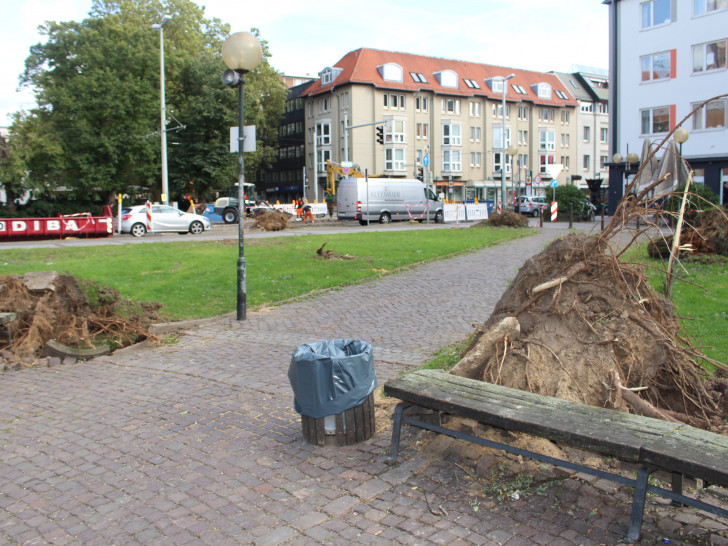 Das Sturmtief Xavier hinterließ deutliche Spuren am Hagenmarkt. Foto: Alexander Dontscheff