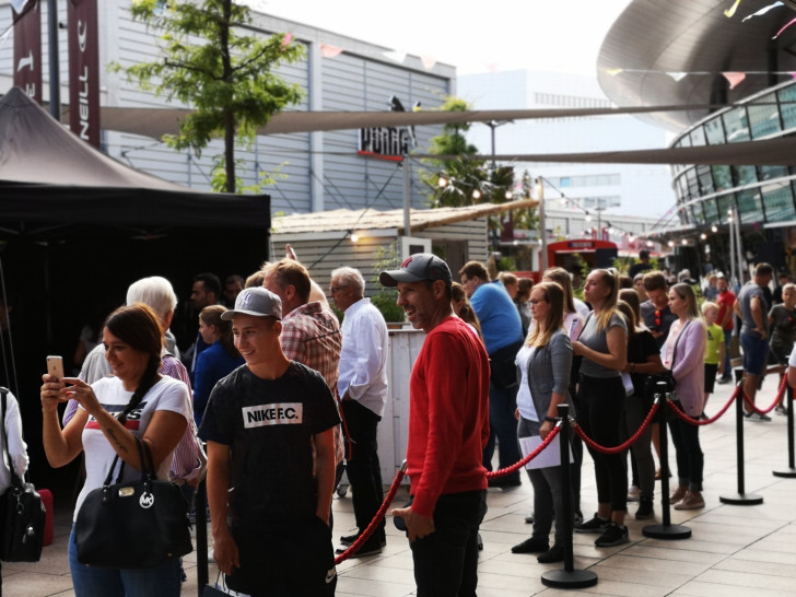 Über 120 Teilnehmer kamen zum Casting in den Designer Outlets, um das neue Gesicht des Magazins "Dein Wolfsburg" zu werden. Foto: WMG Wolfsburg