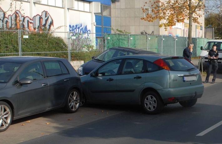 Das Fahrzeug der Verletzten beschädigte mehrere geparkte Autos.  Foto: Polizei Braunschweig