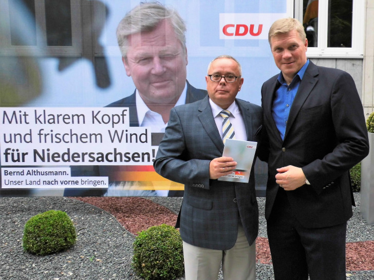 CDU-Kreisvorstandsmitglied Andreas Meißler (l.) folgte der Einladung von CDU-Generalsekretär Ulf Thiele zur Wahlkampfleitertagung in Hannover - hier vor dem "Wilfried-Hasselmann-Haus". Foto: CDU