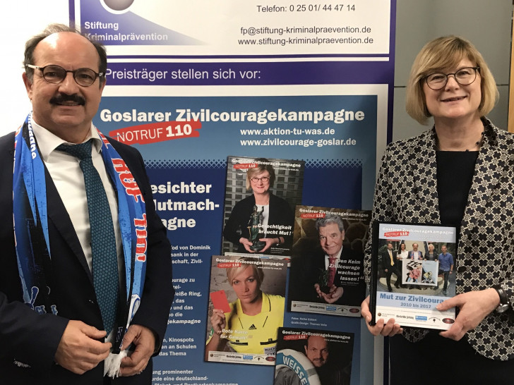 Justizministerin Antje Niewisch-Lennartz erhält von Günter Koschig das GZK-Fotobuch. Foto: Privat