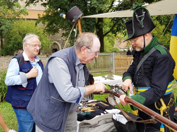 Andre Kolars (r.) erläutert den Mechanismus des Schlosses einer Muskete.

Foto: Andreas Meißler