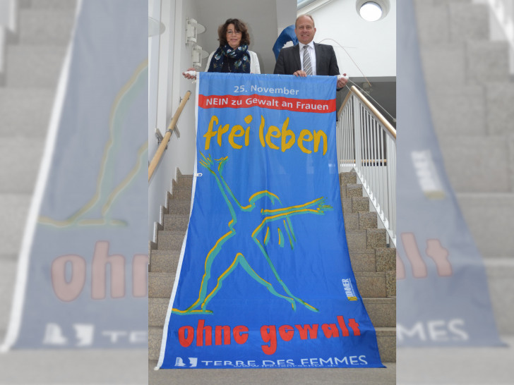 Katrin Morof, Gleichstellungsbeauftragte des LK Helmstedt und Landrat Gerhard Radeck: "Helmstedt zeigt Flagge! Frei Leben - Ohne Gewalt". Foto: Landkreis Helmstedt