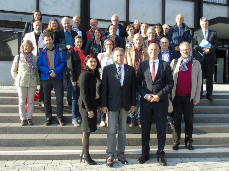 Die Mitglieder des Koordinierungsstabes vor dem Rathaus in Edemissen. Foto: Landkreis Peine 
