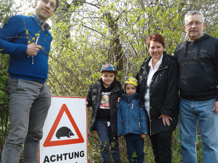 Von links: Olaf Neubauer und Familie Philipps vor ihrem Gartenzaun. Foto: BUND-BS