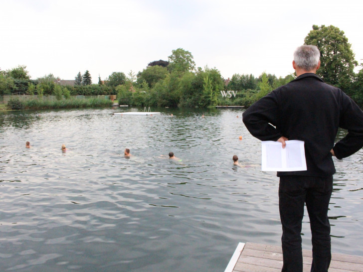 WSV Schwimmwart Stefan Vogel kontrolliert, ob die Choreographie, der Abstand und die Synchronität eingehalten werden. Foto: Max Förster