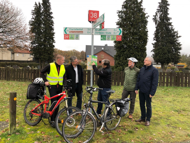 Initiator Jörg Thaden, ehrenamtlicher Leiter der Arbeitsgemeinschaft Fahrradwege in der Gemeinde Sassenburg, begutachtete gestern gemeinsam mit dem Bürgermeister der Gemeinde Sassenburg, Volker Arms, und mit Wolfgang Harder vom ADFC Gifhorn, Bernhard Kracht, Ehrenamtlicher, und Claus Lorenz, Sachgebietsleiter beim Regionalverband, den Knotenpunkt in Stüde an der Kreuzung Heudamm, Ecke Waldweg. Foto: Regionalverband Großraum Braunschweig